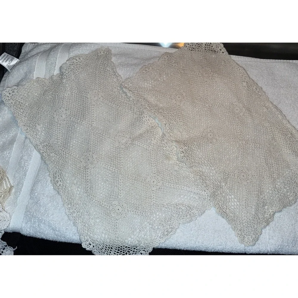 Vintage Dresser/Table Doilies Set Of 2.‎ Matching Set, White